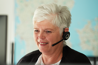 Glade medical Danmark medarbejdere foran gasflaske til healthcare industri